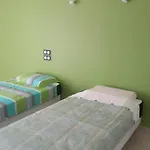 La Parenthese Nyaraló *